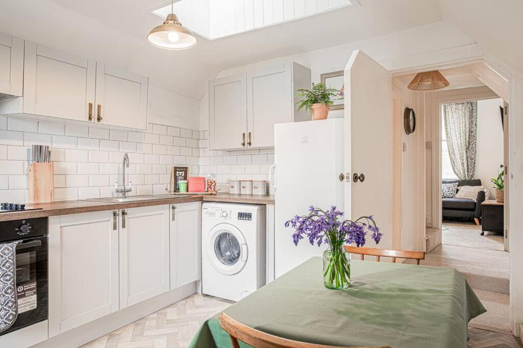 Light And Central Apartment Above Knead Bakery Тетбъри Екстериор снимка