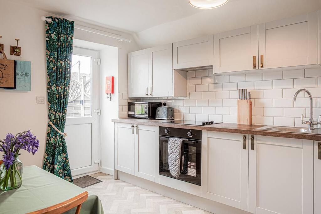 Light And Central Apartment Above Knead Bakery Тетбъри Екстериор снимка