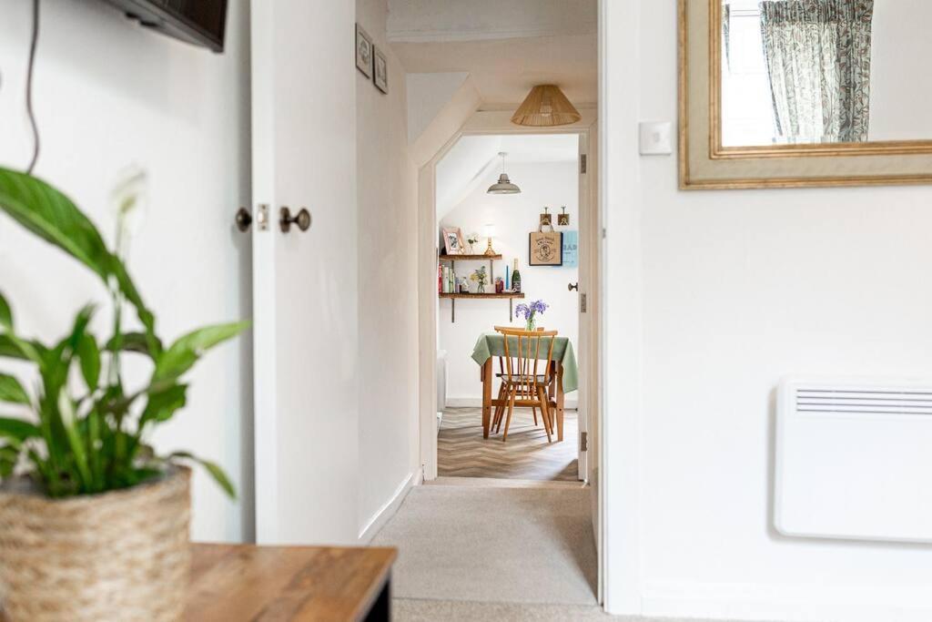 Light And Central Apartment Above Knead Bakery Тетбъри Екстериор снимка