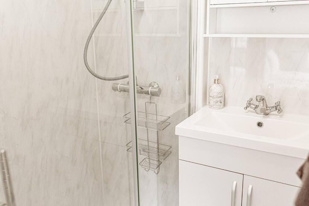 Light And Central Apartment Above Knead Bakery Тетбъри Екстериор снимка
