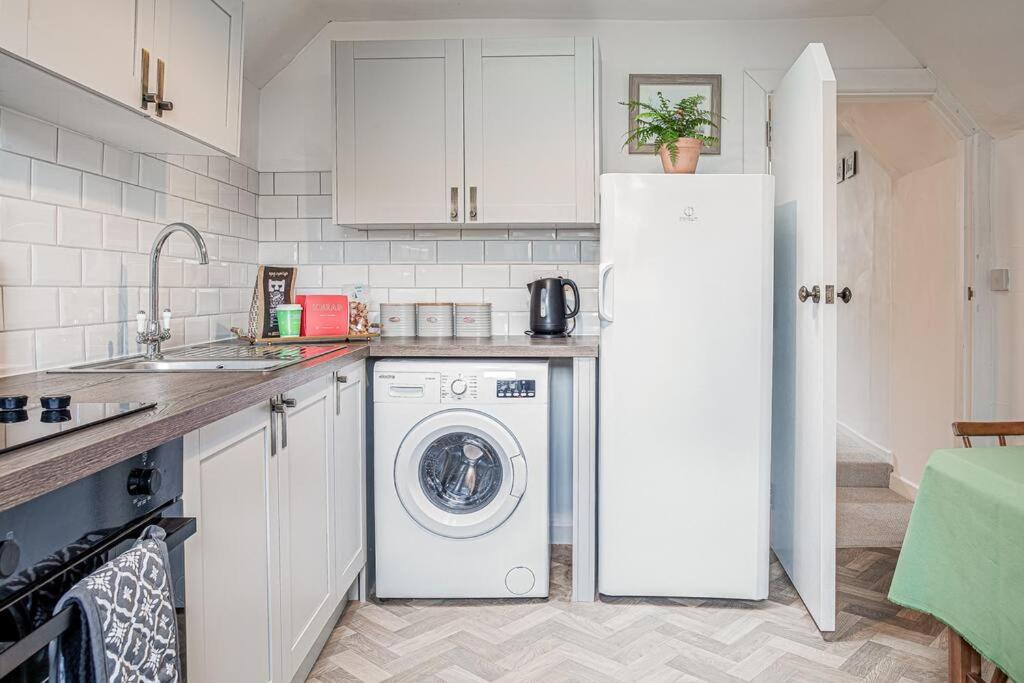 Light And Central Apartment Above Knead Bakery Тетбъри Екстериор снимка