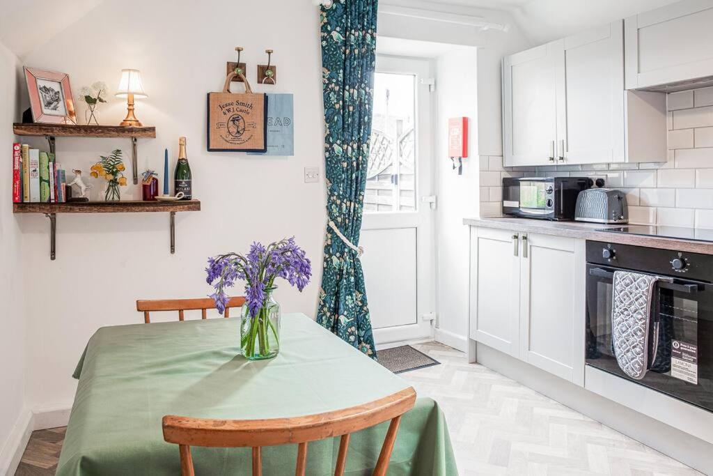 Light And Central Apartment Above Knead Bakery Тетбъри Екстериор снимка