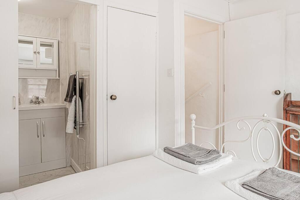 Light And Central Apartment Above Knead Bakery Тетбъри Екстериор снимка